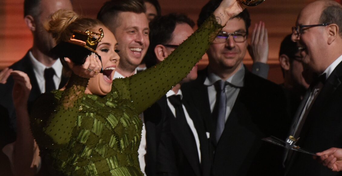 اديل خلال فوزها بخمس جوائز غرامي عام 2017