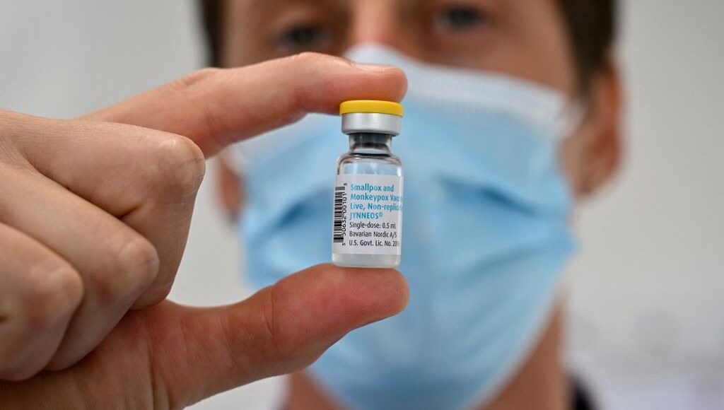 طبيب يحمل لقاحاً لجدري القردة