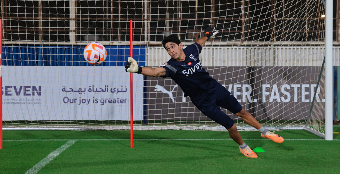 ياسين بونو في أول تدريباته مع الهلال