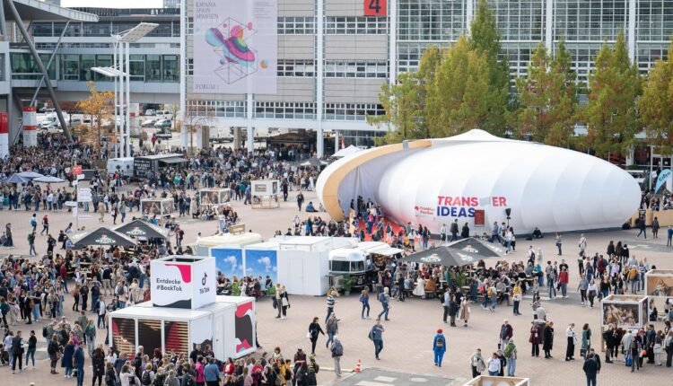 32874050-besucher-der-frankfurter-buchmesse-im-jahr-2022-ueberqueren-den-zentralen-platz-auf-dem-messegelaende-17e9