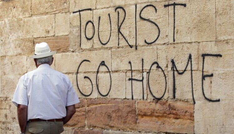 5dd4bf52ae30eccec21bd344_Tourist go Home _ EPA _ Alberto Morante