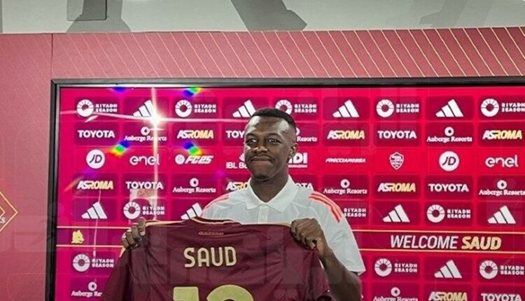 السعودي سعود عبد الحميد مع قميص نادي روما. (إكس) السعودي سعود عبد الحميد