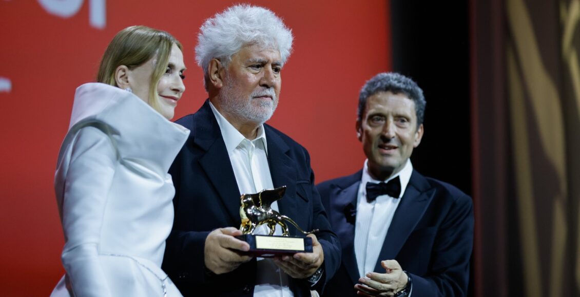 بيدرو ألمودوفار يتسلم جائزة الأسد الذهبي عن فيلم The Room Next Door