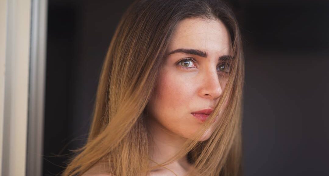 مي عزالدين تغيب عن جنازة والدتها