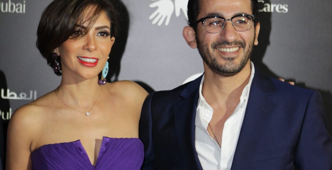 أحمد حلمي يمازح زوجته منى زكي