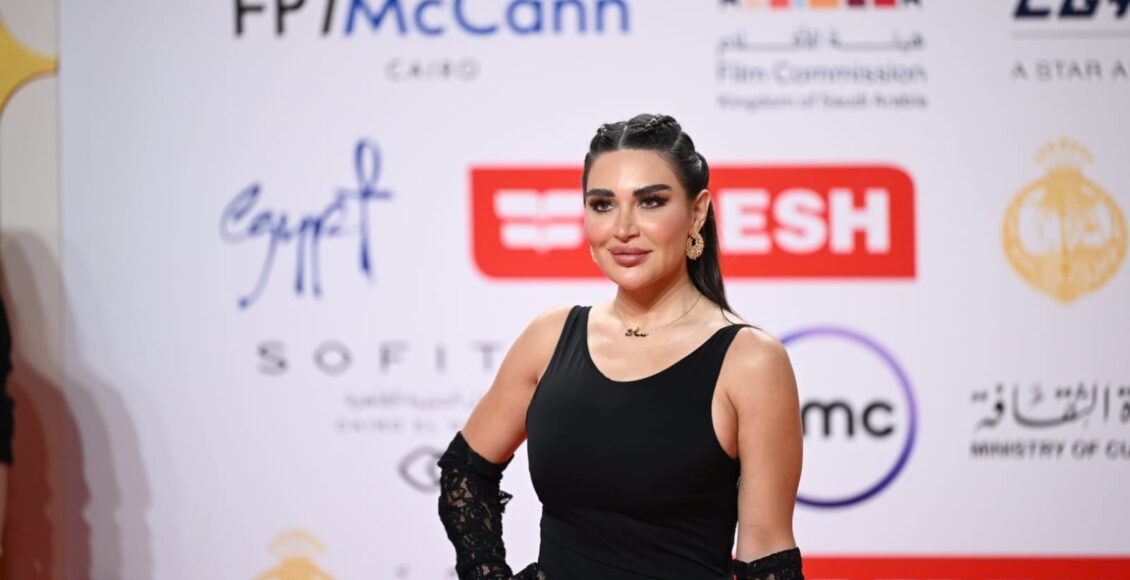 سارة نخلة ترفع علم سوريا على السجادة الحمراء