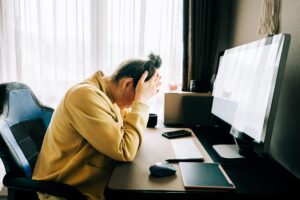 7 عادات يومية يراها علماء النفس مؤشرات على الإرهاق الذهني