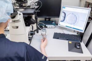الحقن المجهري (IVF).. دليل شامل يجيب عن أهم الأسئلة