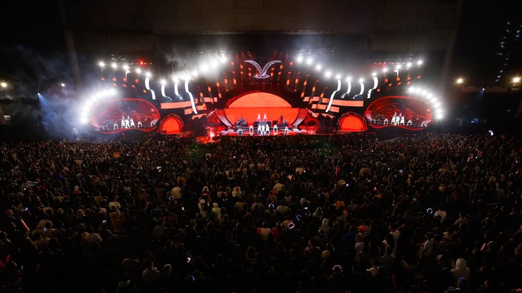 8 من نجوم الغناء العرب بأجور تصل إلى نصف مليون دولار للحفل